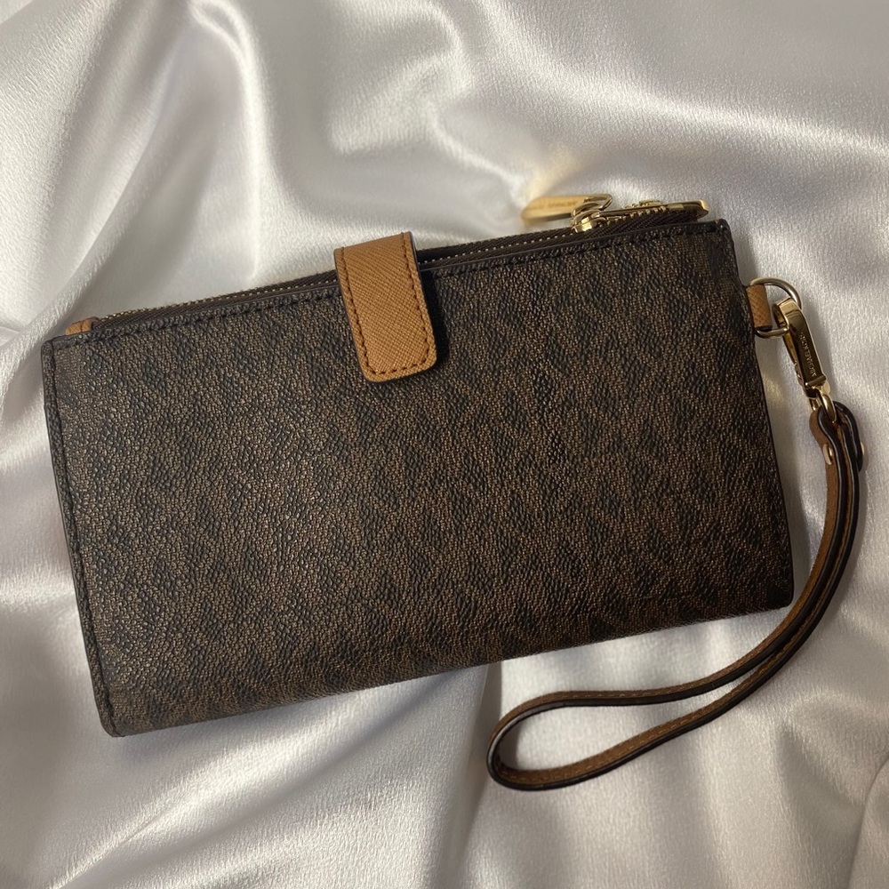 ✨Micheal Kors Wallet✨ - Picture 2 of 7